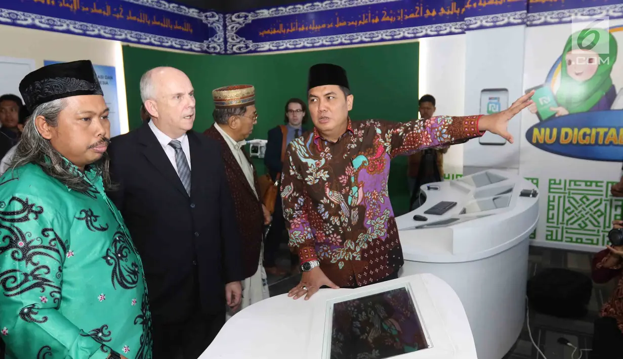 Duta Besar Amerika Serikat untuk Indonesia, Joseph Donovan (tengah) menyimak penjelasan Sekjen PBNU Helmy Faishal Zaini (kanan) saat berkunjung ke Kantor PBNU di Jakarta, Senin (26/3). (Liputan6.com/Angga Yuniar)