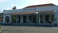 Sejumlah budayawan Cirebon akan melayangkan somasi terkait penggantian lantai marmer teras Gedung Negara Cirebon. Foto (Liputan6.com / Panji Prayitno)