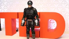 Seorang entrepreneur Inggris, Richard Browning mengenakan kostum terbang pribadi yang diilhami superhero Iron Man di Vancouver, Kanada, 27 April 2017. Kostum itu terdiri dari mesin jet serta tambahan beberapa teknologi canggih lainnya. (GLENN CHAPMAN/AFP)