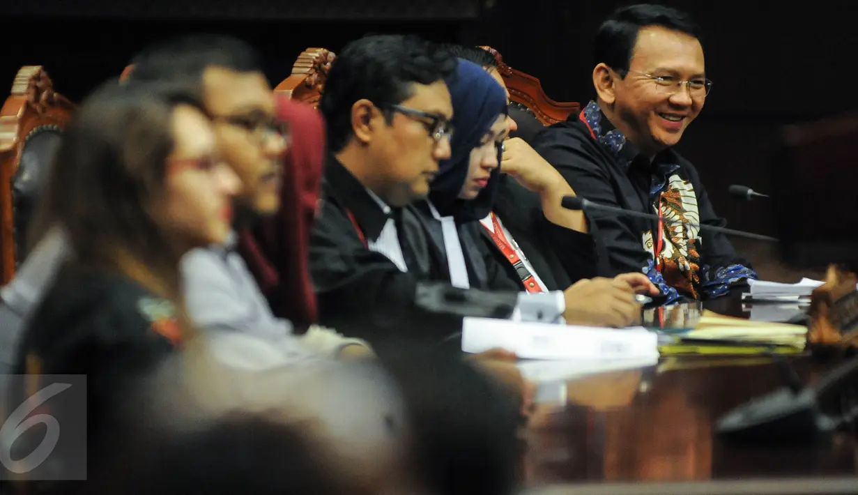 Gubernur DKI Basuki 'Ahok' Tjahaja Purnama menghadiri sidang lanjutan uji materiil Undang-Undang Pilkada mengenai cuti selama masa kampanye di MK, Jakarta, Kamis (15/9). Sidang beragenda mendengarkan keterangan sejumlah pihak. (Liputan6.com/Faizal Fanani)