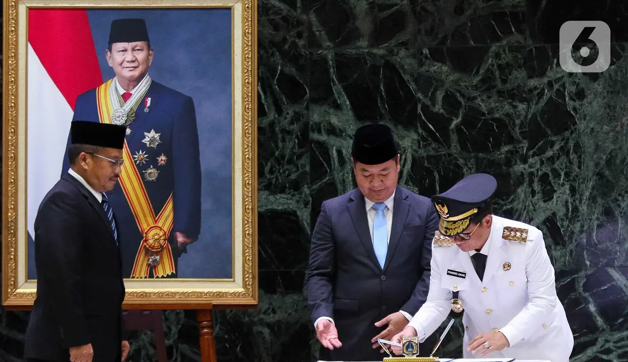 Pramono Anung juga menandatangani dokumen serah terima jabatan dari Pj Gubernur Teguh Setyabudi. (Liputan6.com/Herman Zakharia)