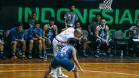 Kapten Satria Muda Pertamina, Hardianus saat dikawal pemain Evos Thunder Bogor di game ketiga seri 1 IBL 2023 di GOR Merpati Denpasar pada Rabu  (18/1/2023). (Bola.com/Maheswara Putra)