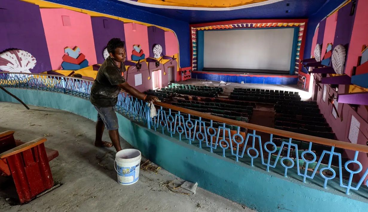Pekerja membersihkan ruang bioskop sebagai persiapan kemungkinan pembukaan kembali setelah pemerintah melonggarkan pembatasan Covid-19, di Chennai, Sabtu (3/10/2020). Jumlah kematian di India akibat virus corona meningkat melewati 100.000 pada Sabtu, 3 Oktober 2020. (Arun SANKAR/AFP)