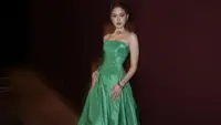 11 Potret Yasmine Napper Pakai Gaun, Selalu Elegan dan Memikat