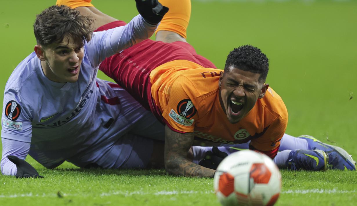 Aksi jual beli serangan terjadi semakin sengit hingga akhir pertandingan. Performa barisan pertahanan kedua tim sama-sama perlu diacungi jempol. (AP Photo)