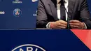 Kiper anyar PSG, Gianluigi Buffon menghadiri konferensi pers pada sesi perkenalan di stadion Parc des Princes, Paris, Senin (9/7). Paris Saint-Germain ( PSG) secara resmi memperkenalkan Gianluigi Buffon sebagai pemain baru. (Thomas SAMSON / AFP)