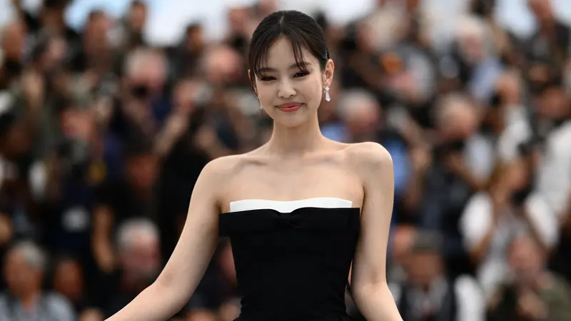 Penyanyi dan aktris Korea Selatan Jennie BLACKPINK berpose untuk pemotretan film "The Idol" di Festival Film Cannes 2023