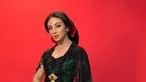 Berwajah khas Timur Tengah, istri Ali Syakieb pancarkan pesonanya tersendiri. Dalam balutan baju adat Jawa dengan rambut yang di konde, Margin Wieheerm semakin terlihat cantik. Sorot mata tajam ke kamera tanpa pamer senyum, artis berusia 22 tahun tampil penuh karisma yang memikat. (Liputan6.com/IG/@marginw)