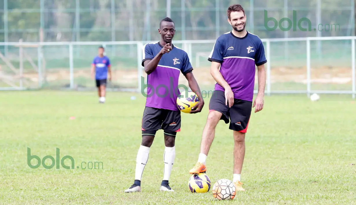 Makan Konate dan Tomislav Busic bercanda saat sesi latihan di Lapangan Gong Badak, Kuala Terengganu, Malaysia, Selasa (26/01/2016). (Bola.com/Nicklas Hanoatubun)