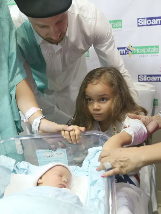 Ketegangan itu lantaran ada perputaran pada bayinya jelang proses lahiran. (Andy Masela/Bintang.com)