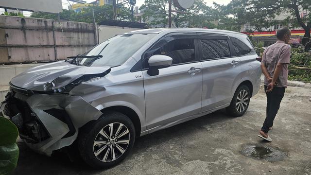 Detik-detik Mobil di Margonda Depok Tertimpa Pohon Tumbang Akibat Angin Kencang