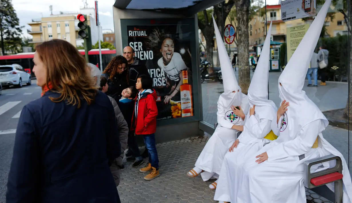 Sejumlah orang mengenakan kostum yang disebut capirote di Spanyol, (21/3). Mengikuti prosesi Semana Santa merupakan sarana menjalani penitensi atau hukuman dari dosa-dosa dan mengharapkan pengampunan. (REUTERS / Marcelo del Pozo)