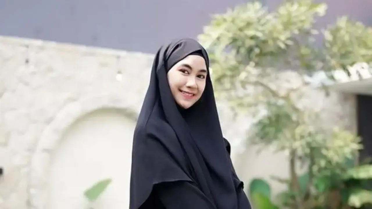 Anisa Rahma [@anisharahma12]