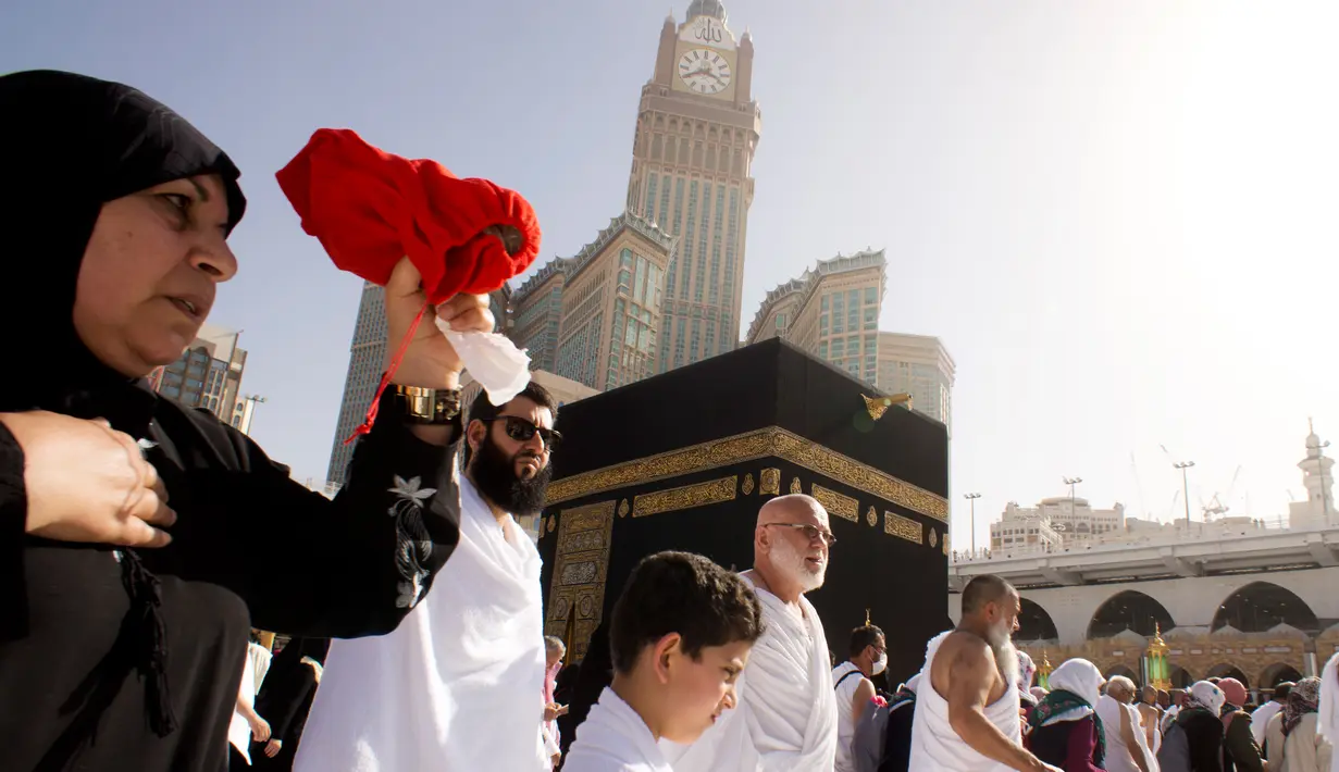 Jemaah mengelilingi Kabah saat umrah di Kota Mekkah, Arab Saudi, 25 Februari 2018. Pangeran Sultan bin Salman menambahkan, konstribusi pariwisata terhadap pendapatan nasional sebesar 3,6 persen hingga 4,9 persen dari sektor non migas. (AP Photo/Amr Nabil)