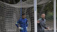 Kiper Timnas Indonesia, Eduardo Perez, memberikan contoh kepada anak asuhnya saat latihan di Lapangan ABC Senayan, Jakarta, Senin (15/8/2018). Pemusatan latihan ini dilakukan jelang Asian Games 2018. (Bola.com/Vitalis Yogi Trisna)