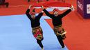 Selebrasi pesilat Indonesia Riska Hermawan dan Ririn Rinasih usai memenangkan nomor Seni Ganda Wanita Pencak Silat Sea Games 2021 Vietnam di Bac tu Liem Sport Center, Hanoi, Rabu (11/5/2022). (Bola.com/Ikhwan Yanuar)