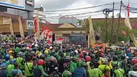 Ratusan pengemudi ojek online (ojol) dari berbagai komunitas menggelar aksi solidaritas dengan berunjuk rasa di Markas Polres Sukabumi Kota, Senin (29/8/2025). (Liputan6.com/ Fira Syahrin)