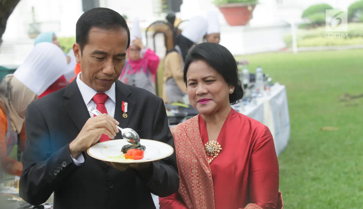 Presiden Jokowi dan Ibu Negara, Iriana Joko Widodo mencicipi masakan Pemenang Lomba Masak Ikan Nusantara 2017 di halaman Istana Kepresidenan, Jakarta, Selasa (15/8). Lomba ini dalam rangka 72 tahun Kemerdekaan Republik Indonesia. (Liputan6.com/Pool)