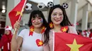 Suporter Vietnam berpose sebelum dimulainya pertandingan sepak bola Grup D Piala Asia 2023 antara Vietnam dan Indonesia di Stadion Abdullah bin Khalifa, Doha, Qatar, Jumat (19/1/2024). (KARIM JAAFAR/AFP)