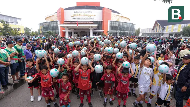 Foto: Kesenian Tradisional Jawa Barat Hiasi Rangkaian Acara Trophy Experience Menyambut Piala Dunia U-17 2023 di Kabupaten Bandung