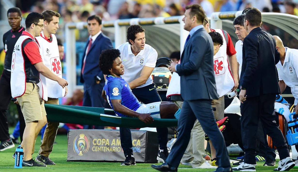  Willian mendapat perawatan medis saat melawan Ekuador pada partai pembuka Copa Amerika 2016 di Stadion Rose Bowl, Pasadena, California, Amerika Serikat, (5/6/2016) WIB. (AFP/Frederic J. Brown)