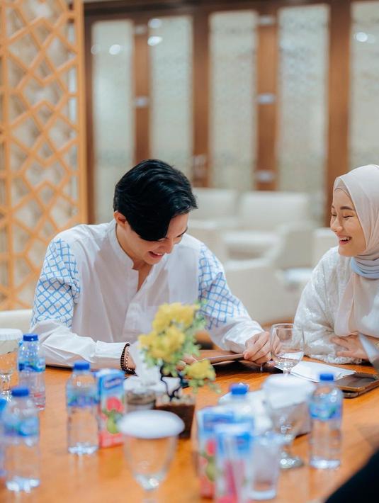 Keduanya tak bisa lepas di setiap momen, hal inilah yang menjadi komitmen Rey Mbayang untuk lebih hati-hati dengan kehamilan Dinda Hauw. (Liputan6.com/IG/rey_mbayang).