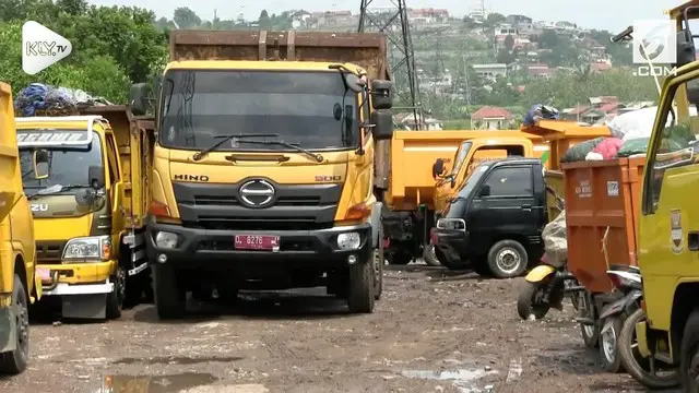 2 bulan tidak digaji puluhan sopir truk Sampah kabupaten Bandung Barat Mogok Kerja. Akibat sampah numpuk di jalan-jalan protokol Bandung Barat
