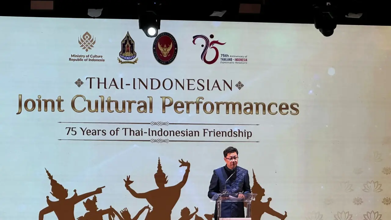 Duta Besar Thailand untuk Indonesia Prapan Disyatat dalam acara pertunjukan budaya perayaan 75 tahun hubungan diplomatik kedua negara di Gedung Kesenian Jakarta, Kamis (17/7/2025). (Liputan6.com/Benedikta Miranti)