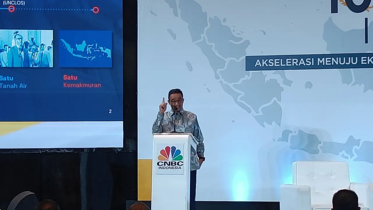 Bakal calon presiden (bacapres) Anies Baswedan dalam acara Saresehan 100 Ekonom Indonesia di Menara Bank Mega, Jakarta Selatan, Rabu (8/11/2023). (Sulaeman/Merdeka.com)
