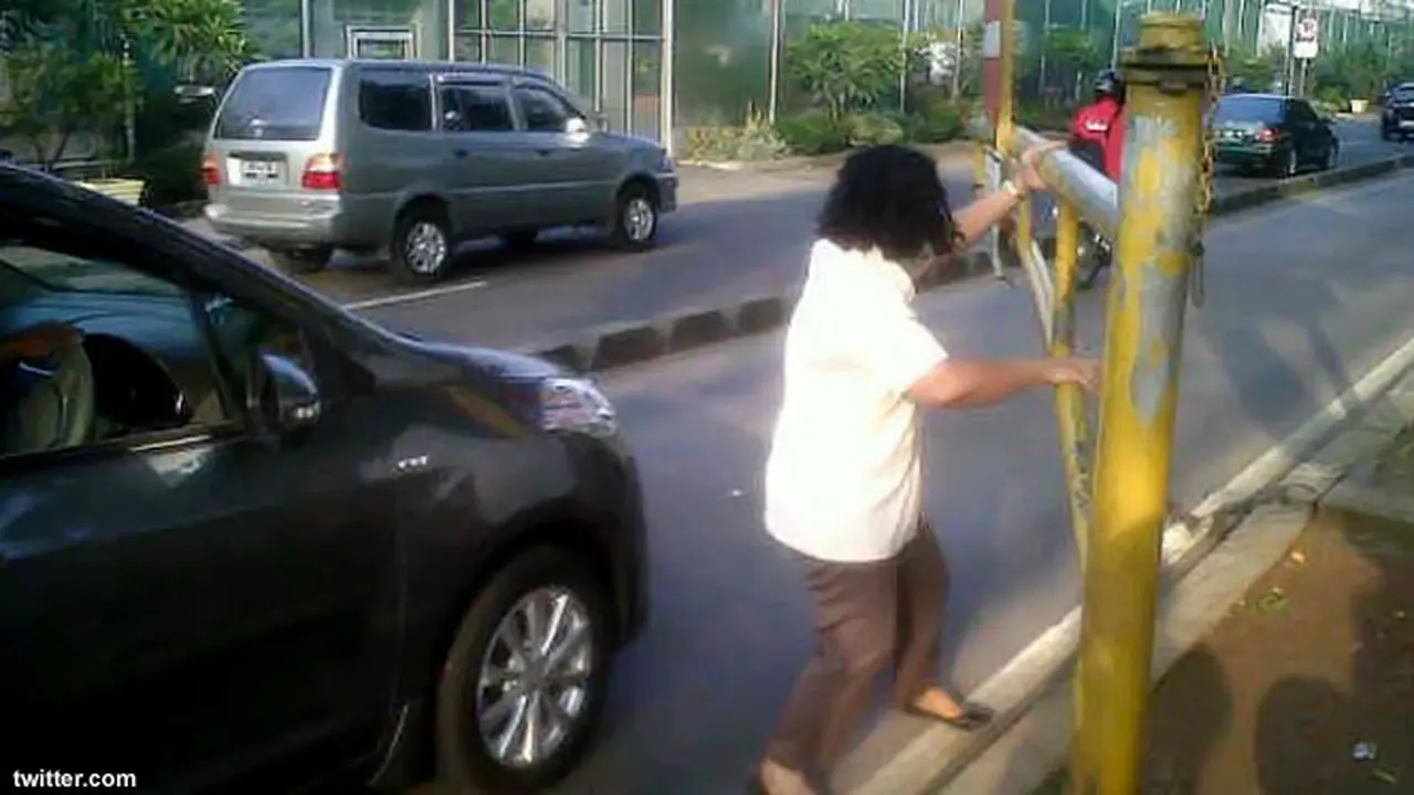 wanita-buka-portal-busway130801b.jpg