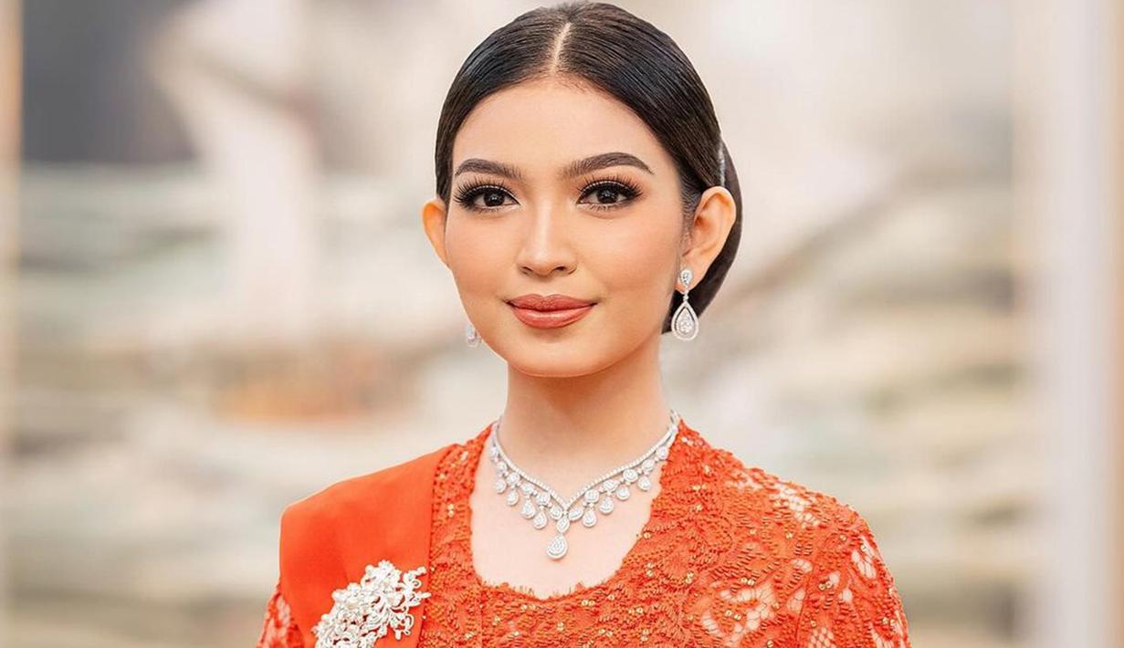 Menantu Jokowi ini tampil anggun dengan sanggul oleh Hairstylist Woko. Bagian tengahnya yang rapi, menambah kesan elegan pada penampilannya. Sanggul Woko juga dihiasi dengan hairpiece sirkam karya Rinaldy A Yunardi, untuk menambah keindahan detail rambutnya. (Liputan6.com/IG/@riomotret)