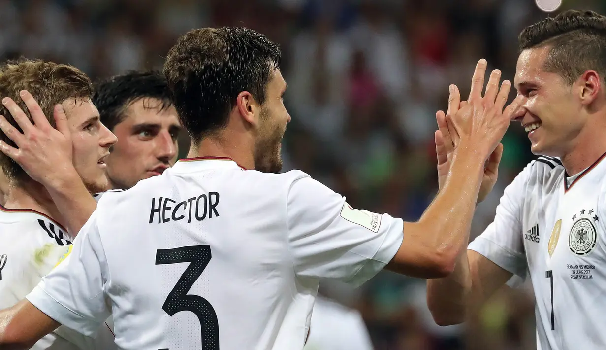Para pemain Jerman merayakan gol yang dicetak Timo Werner ke gawang Mexico pada laga semifinal Piala Konfederasi di Stadion Fisht, Sochi, Kamis (29/6/2017). Jerman menang 4-1 atas Mexico. (EPA/Armando Babani)
