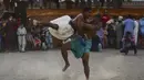 Pegulat bertarung selama turnamen gulat tradisional Sindhi Malakhra di kota pelabuhan Karachi, Pakistan pada Minggu (13/12/2020). Gulat kuno yang dimulai sejak 5.000 tahun lalu ini salah satu olahraga favorit di kalangan pria. (Photo by Asif HASSAN / AFP)