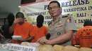 Dirtipid Narkoba Bareskrim Polri memperlihatkan barang bukti saat Press Release pengungkapan jaringan narkotika internasional, Jakarta, Selasa (7/3). Petugas mengamankan barang bukti 48 kg sabu dan 70.000 butir pil ekstasi. (Liputan6.com/Yoppy Renato)