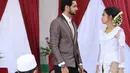 Dalam adegannya itu Rini menjadi gadis Indonesia yang dipersunting pria asal India, Shakti Arora. Bersama lawan mainnya di serial Ranveer dan Ishani, Radhika Madan, Shakti juga bermain dengan Ihsan Tarore dan Rini Yulianti. (Adrian Putra/Bintang.com)