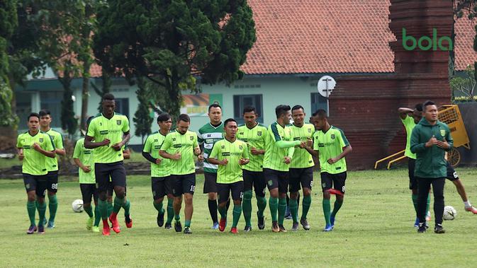 Persebaya berlatih di Lapangan Soegiri Pusdikpom, Bandung, Minggu (10/3/2019). (Bola.com/Aditya Wany)