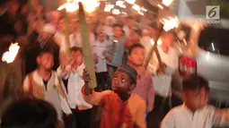 Anak-anak mengikuti pawai obor menyambut Tahun Baru Islam 1 Muharam 1439 Hijriah kawasan Cikini, Jakarta, Rabu (20/9). Tanggal 21 September menjadi awal tahun bagi penanggalan kalender 1439 Hijriah. (Liputan6.com/Faizal Fanani)