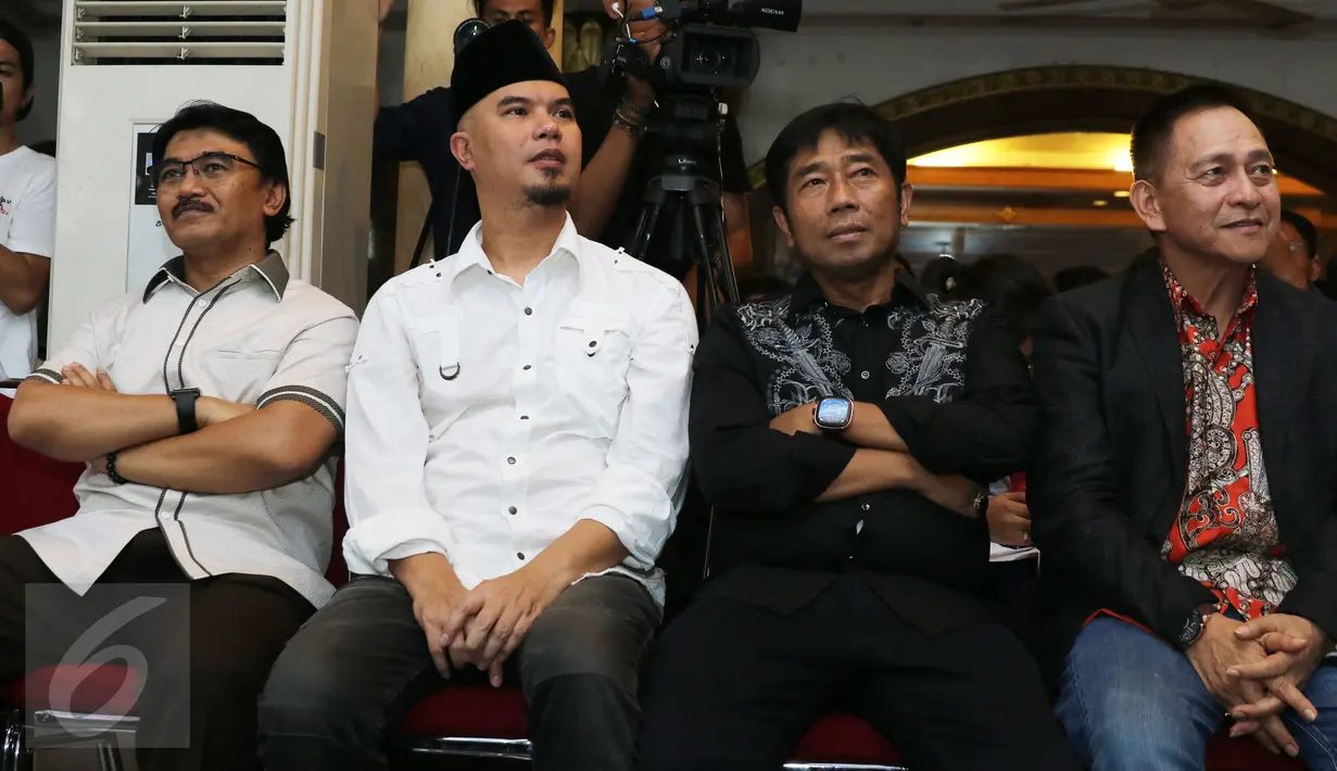 Mantan Menpora Adhyaksa Dault (kiri), Musisi Ahmad Dhani (kedua kiri), Anggota DPRD Haji Lulung (kedua kanan) dan Irjen. Pol. Benny Mokalu pada saat hadir gelar deklarasi Orang Kita, Jakarta, (13/05/2016). (Liputan6.com/Herman Zakharia)