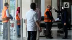 Tiga tersangka kasus suap pengadaaan proyek infrastruktur di Dinas PUPR Kabupaten Sidoarjo, Sanadjihitu Sangadji, Sunarti Setyaningsih dan Judi Tetrahastoto dites tubuh saat tiba akan menandatangani penyerahan P21 tahap 2 di Gedung KPK, Jakarta, Rabu (6/5/2020). (merdeka.com/Dwi Narwoko)