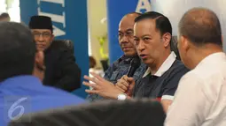 Menteri Perdagangan, Thomas T Lembong (kedua kanan) memberikan pernyataan saat diskusi di Jakarta, Sabtu (18/6). Diskusi membahas Rantai Pasok Pangan Membelit Harga. (Liputan6.com/Helmi Fithriansyah)