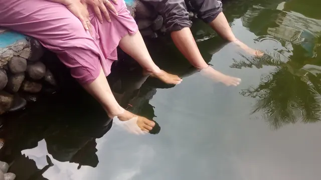 Relaksasi Terapi Ikan bagi Pemudik di Masjid Al-Iqro, Leles