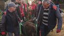 Aktivis dari badan amal hak-hak hewan "Four Paws" membawa Mark setelah diselamatkan dan keluar dari kandang kecil di Tirana, Rabu (7/12/2022). Diketahui beruang coklat tersebut sudah terjebak di kandang restoran tersebut selama 20 tahun, sejak ia lahir pada 1998. (AP Photo/Franc Zhurda)