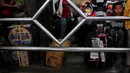 Para calon pemudik membawa barang bawaan, seperti tas koper besar dan kardus di Stasiun Senen, Jakarta, Jumat (18/7/14). (Liputan6.com/Johan Tallo)