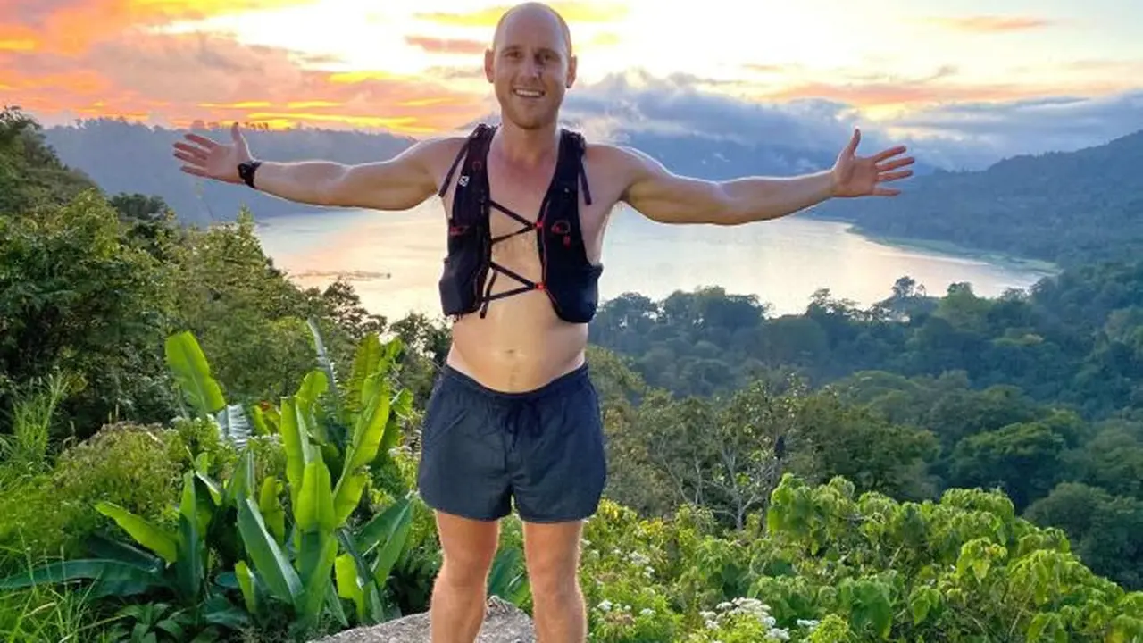 Jamin Heppell berlari sejauh 90 kilometer dan berhasil mengumpulkan dana sekitar Rp100 juta untuk membantu anak-anak di Bali. (ABC Australia)