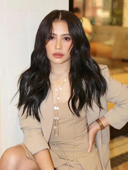 Dipulas MUA Archangela Chelsea, Prilly tampil dengan sun kissed makeup yang fresh dan overdrawn lips [@prillylatuconsina96]