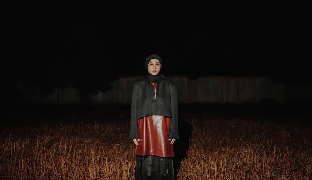 Di potret ini, Feby menumpuk atasan kulit dan cropped kimono dengan rok panjang brukat. Untuk terlihat lebih edgy, ia kenakan sepatu boots [@fbyputrinc]