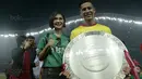 Pemain Bhayangkara FC, Indra Kahfi merayakan keberhasilan meraih gelar juara Liga 1 2017 di Stadion Patriot Bekasi, Sabtu (12/11/2017). Bhayangkara kalah 1-2 lawan Persija. (Bola.com/Nicklas Hanoatubun)
