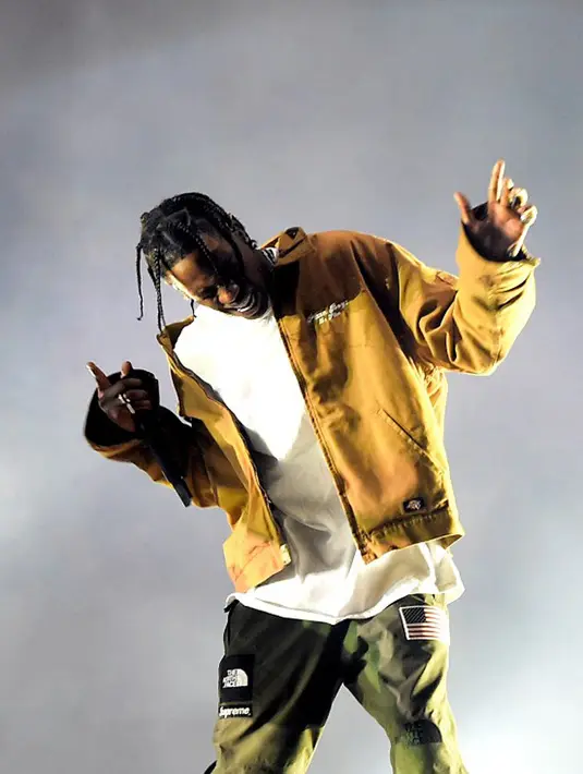 Dilaporkan Ace Showbiz, seorang sumber mengatakan Kylie dan Travis terlihat sedang bergandengan tangan. Selain itu, keduanya juga terlihat begitu mesra saat berjalan menyusuri perbelanjaan itu. (AFP/Bintang.com)