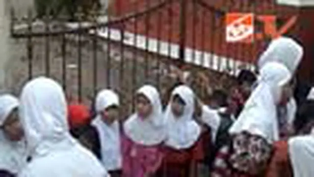 Sekolah Digembok, Murid SD Menangis Histeris