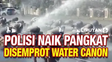 Puluhan anggota Polresta Tasikmalaya mendapatkan kenaikan pangkat. Sebagai ucapan syukur mereka disemprot air dari water canon serta makan bersama.